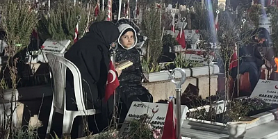 Depremlerin üçüncü yılında mezarlık ziyaretleri geceden başladı