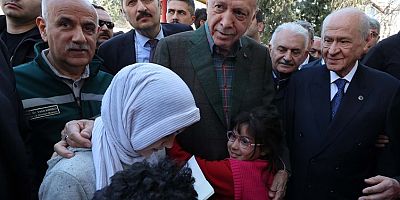 Depremzedeler Erdoğan ve Bahçeli'ye sarıldı