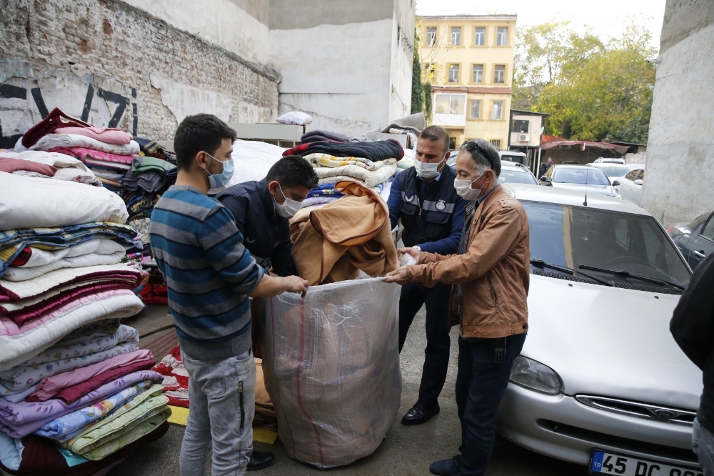 Depremzedelere ait battaniyeleri satılığa çıkardılar