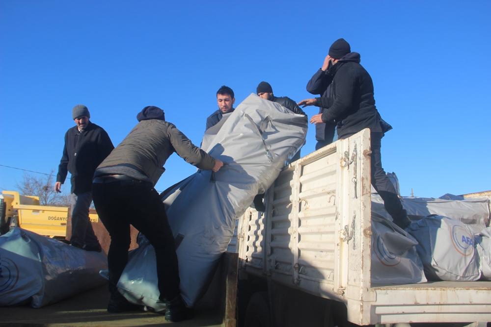 Depremzedelere çadır dağıtılmaya başlandı