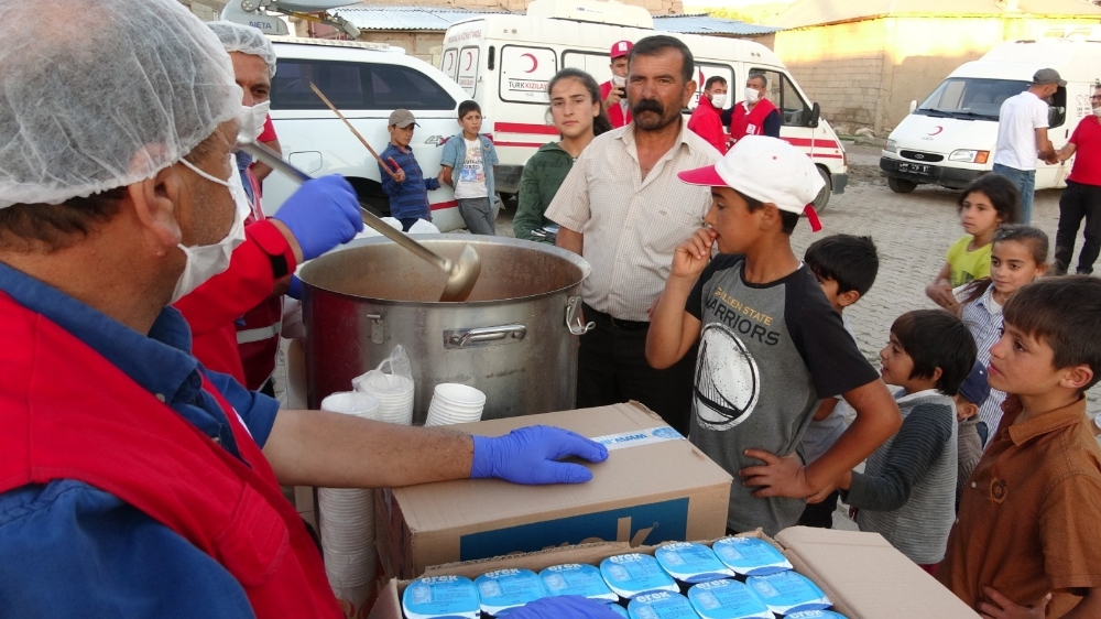 Depremzedelerin yaraları sarılıyor