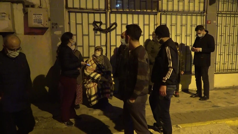 Derbi maçını izlerken yangına yakalandılar