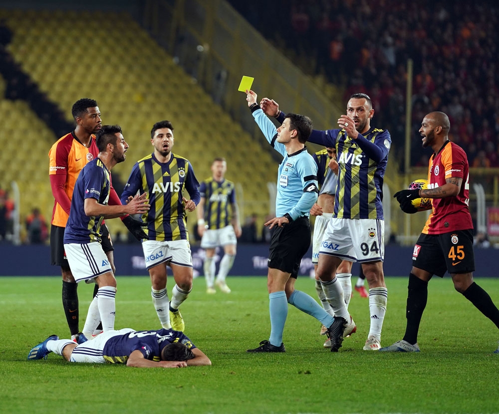 Derbide kartlar havada uçuştu