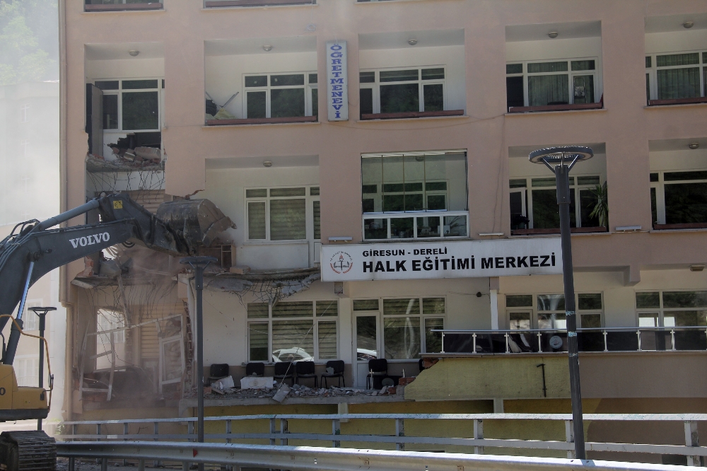 Dereli’de 4 günde 15 binanın yıkım gerçekleştirildi