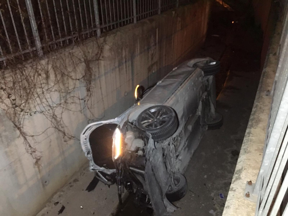 Dereye düşen otomobilden sağ kurtulup kaçtılar