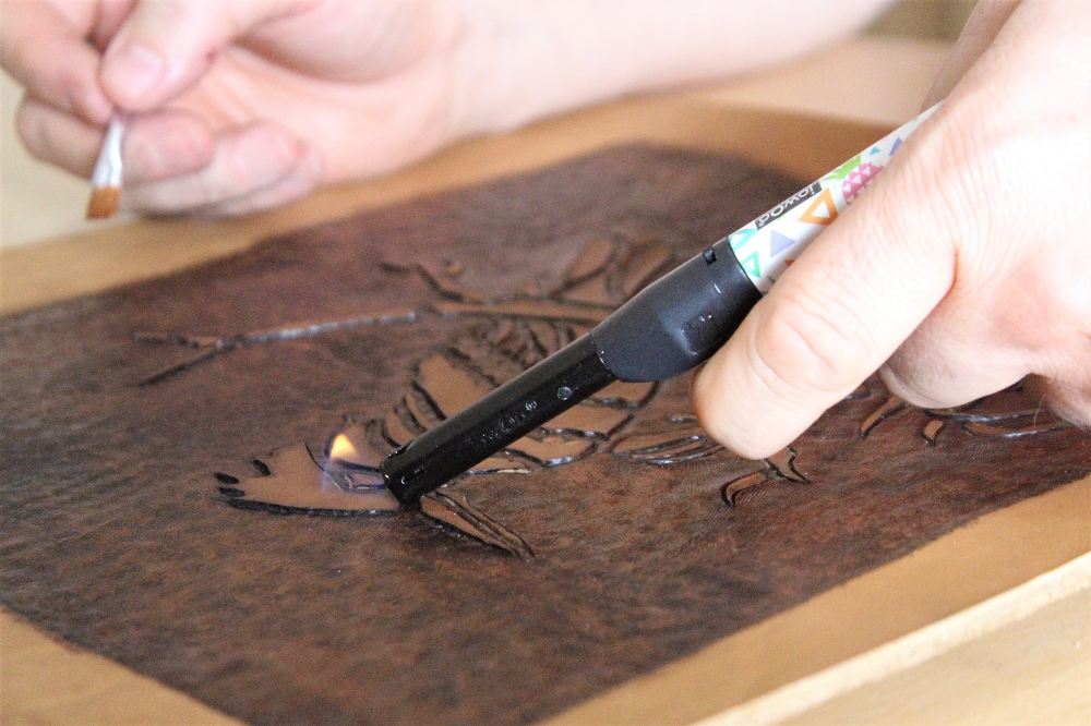 Deriyi özel teknikle yakıp, hat ve tezhip tabloları yapıyor