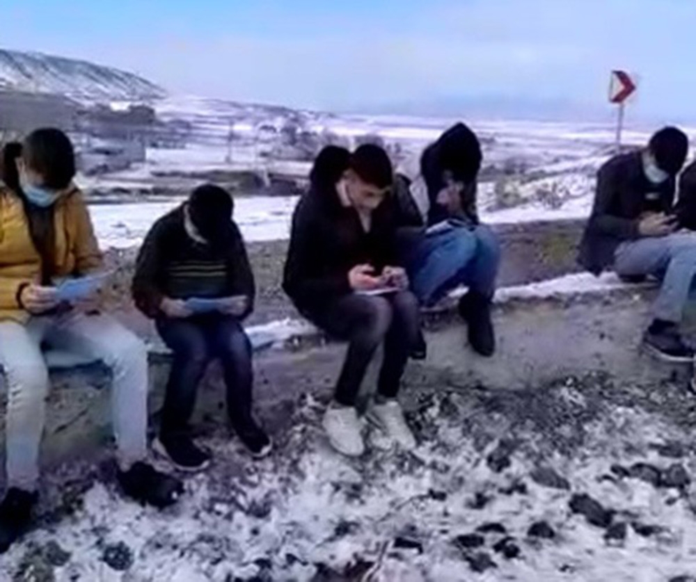 Derslerini takip edebilmek için çektikleri video ile sosyal medyadan destek istediler