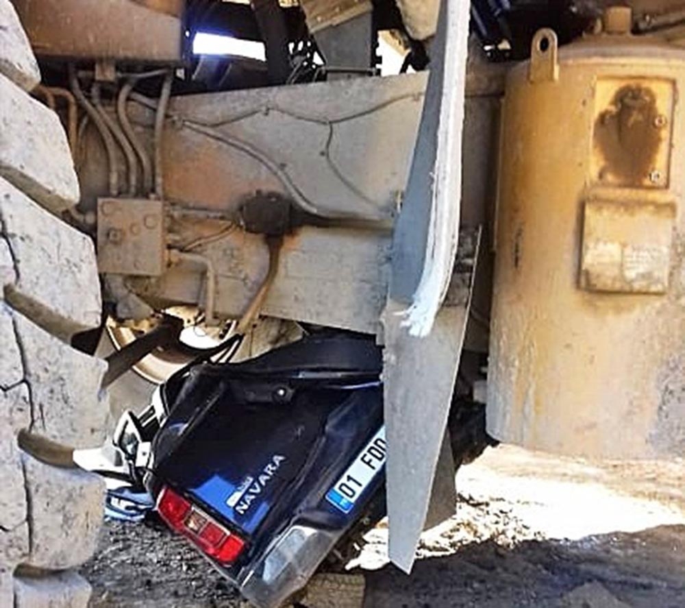 Dev iş makinesi park halindeki kamyoneti kağıt gibi ezdi