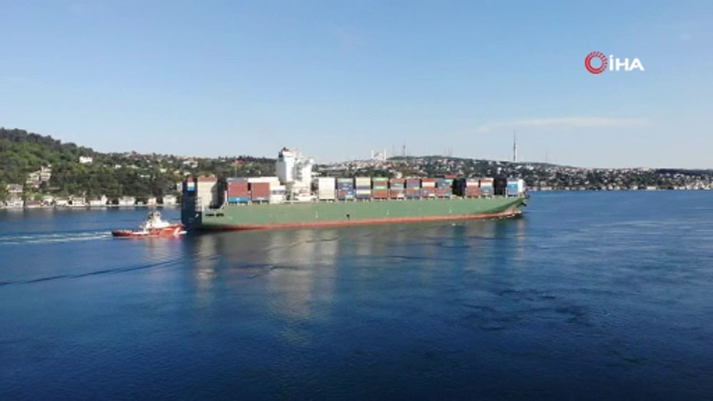 Dev kargo gemisi İstanbul Boğazı’ndan geçti