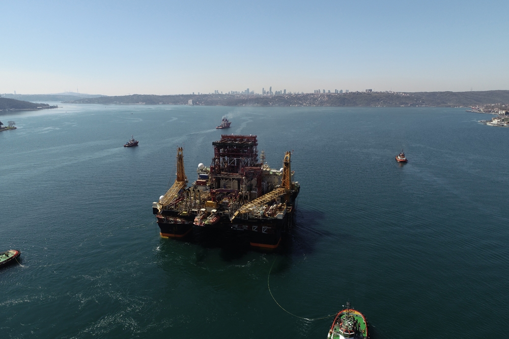 Dev petrol arama platformunun boğazdan geçişi havadan görüntülendi