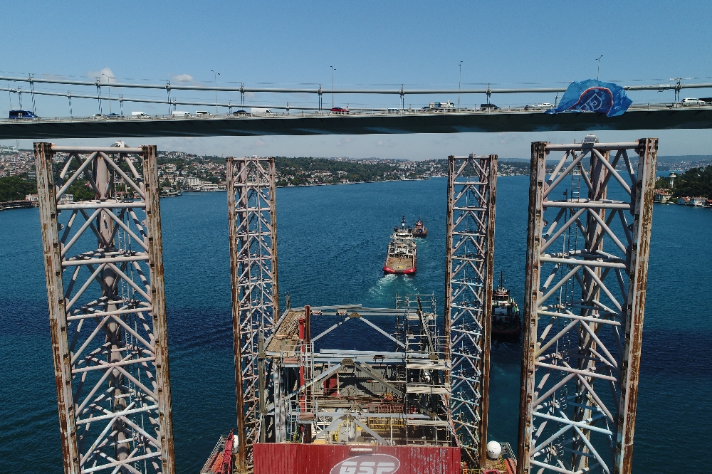 Dev petrol platformu FSM Köprüsü’nden böyle geçti