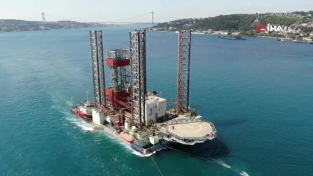 Dev petrol platformunun İstanbul Boğazı’ndan geçişi drone kamerasında