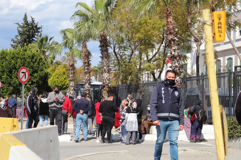 Dev uyuşturucu operasyonu sonrası adliye önünde pandemi ihlaline polis müdahalesi