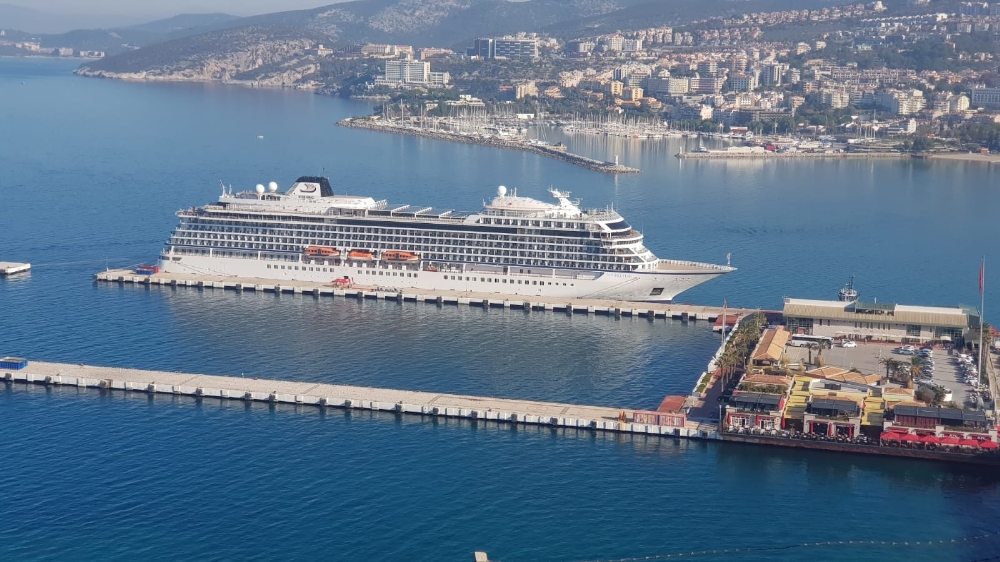 Dev Yolcu Gemisi Vikingler Kuşadasında