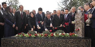 Devlet Bahçeli, Alparslan Türkeş'in kabrini ziyaret etti