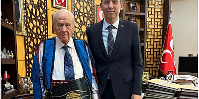 Devlet Bahçeli, Karaşar Türkmen Alevilerinin mahalli kıyafetleriyle