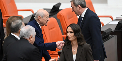 Devlet Bahçeli, Tülay Hatimoğulları ve Tuncer Bakırhan ile tokalaştı