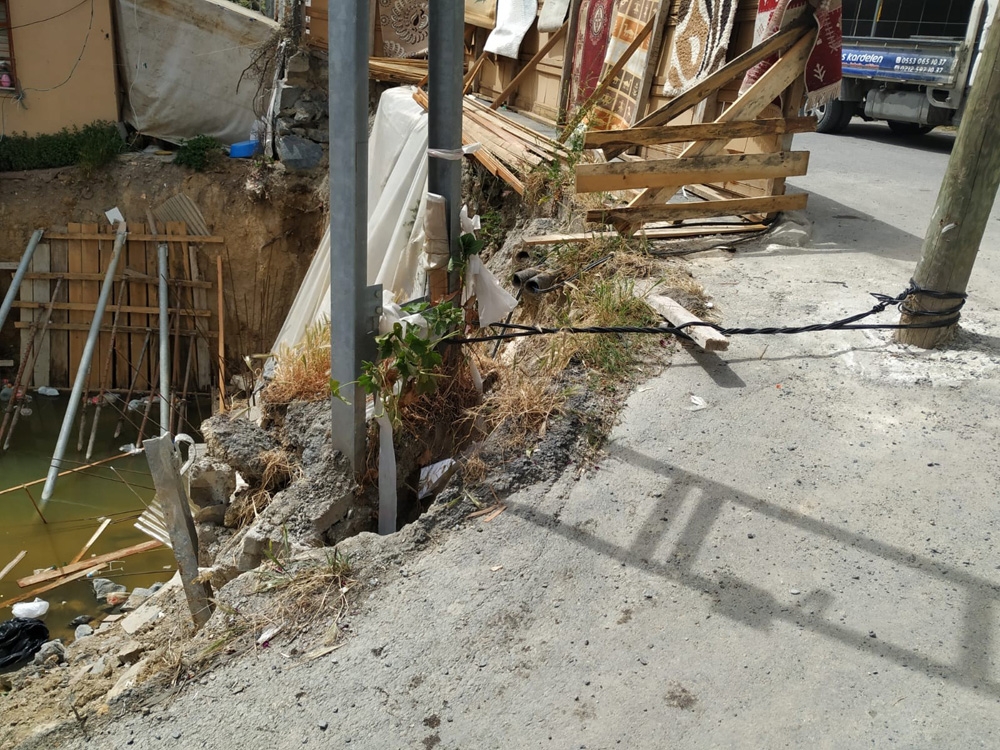 Devrilen elektrik direğini halatla bağladılar