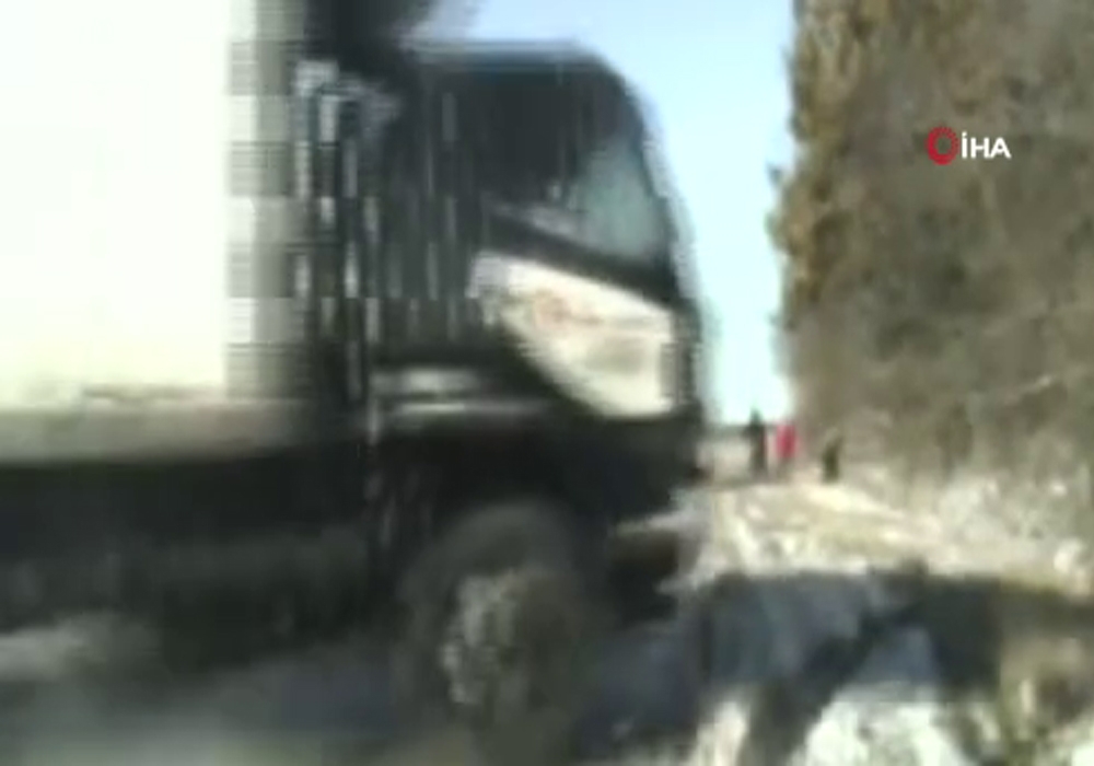 Devrilen Kamyonun Altında Kalmaktan Son Anda Kurtuldular