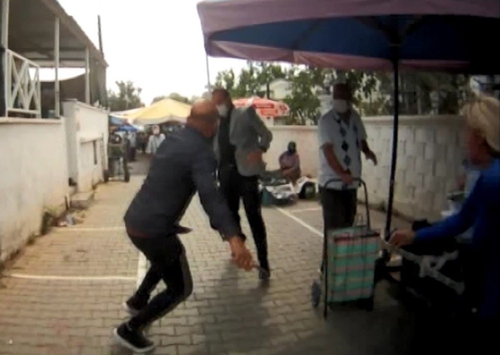 Didim’de zabıta müdürüne saldırı anı kameralara yansıdı