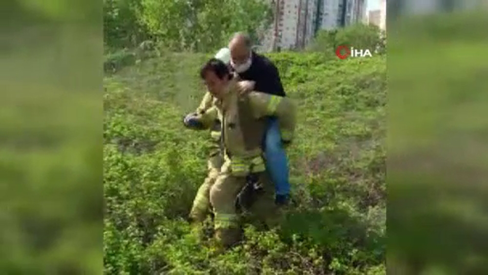 Dikenli otlar arasında mahsur kalan adamı itfaiye sırtında taşıyarak kurtardı