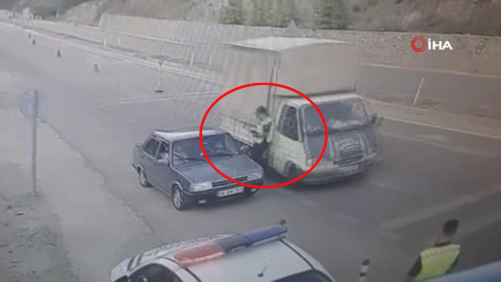 Dikkatsiz sürücü jandarmayı eziyordu