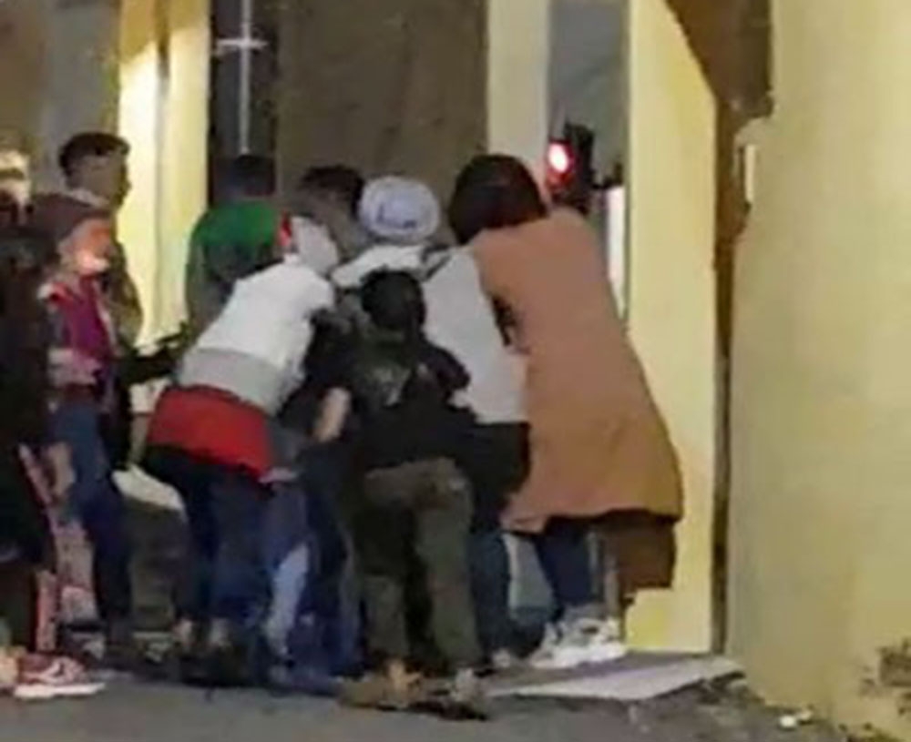 Dilencilerin kavgasında yumruklar havada uçtu