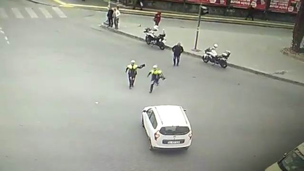 Dili Boğazına Kaçan Sürücünün Hayatını Polis Kurtardı