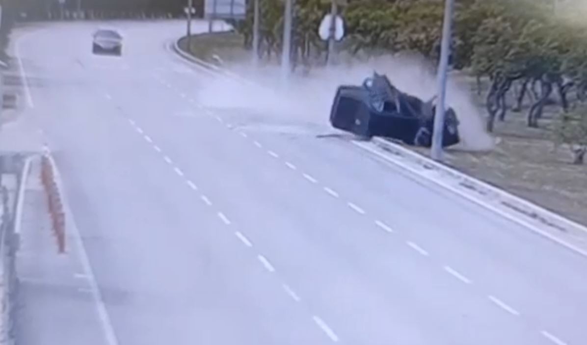 Direğe çarpıp ikiye ayrılan otomobilden çıkıp arkadaşını kontrol etti
