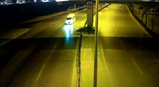 Direğe çarpıp minibüsün önüne düşen otomobilin 2’ye bölündüğü anlar kamerada