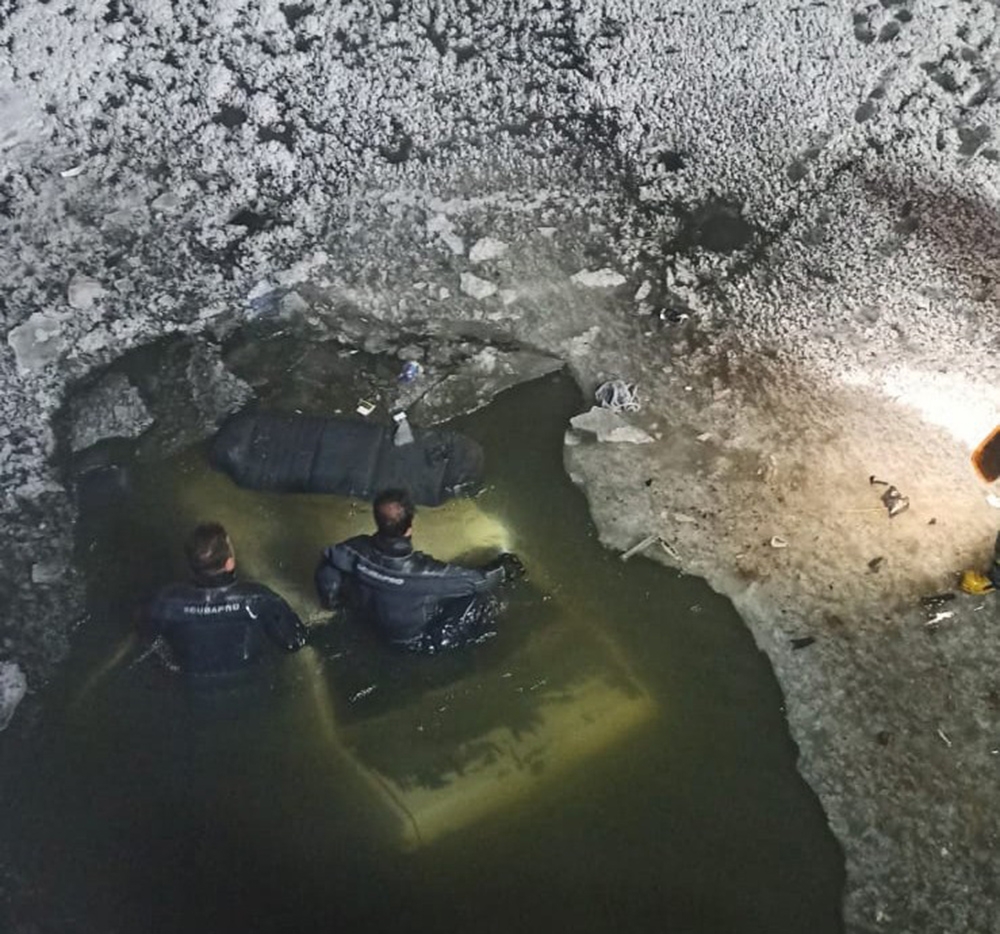 Direksiyon hakimiyetini kaybeden otomobil buz tutan nehre uçtu: 1 ölü