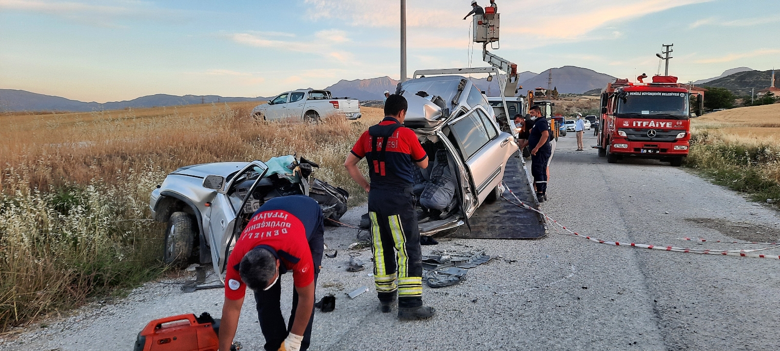 Direksiyon hakimiyetini kaybeden sürücü beton elektrik direğine çarptı: 2 ölü