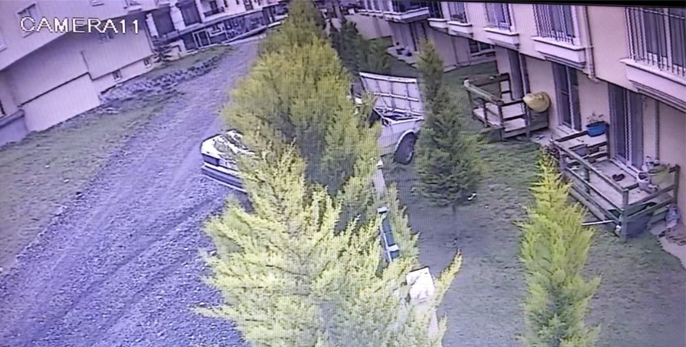 Direksiyon hakimiyetini kaybetti, sitenin bahçe duvarına girdi