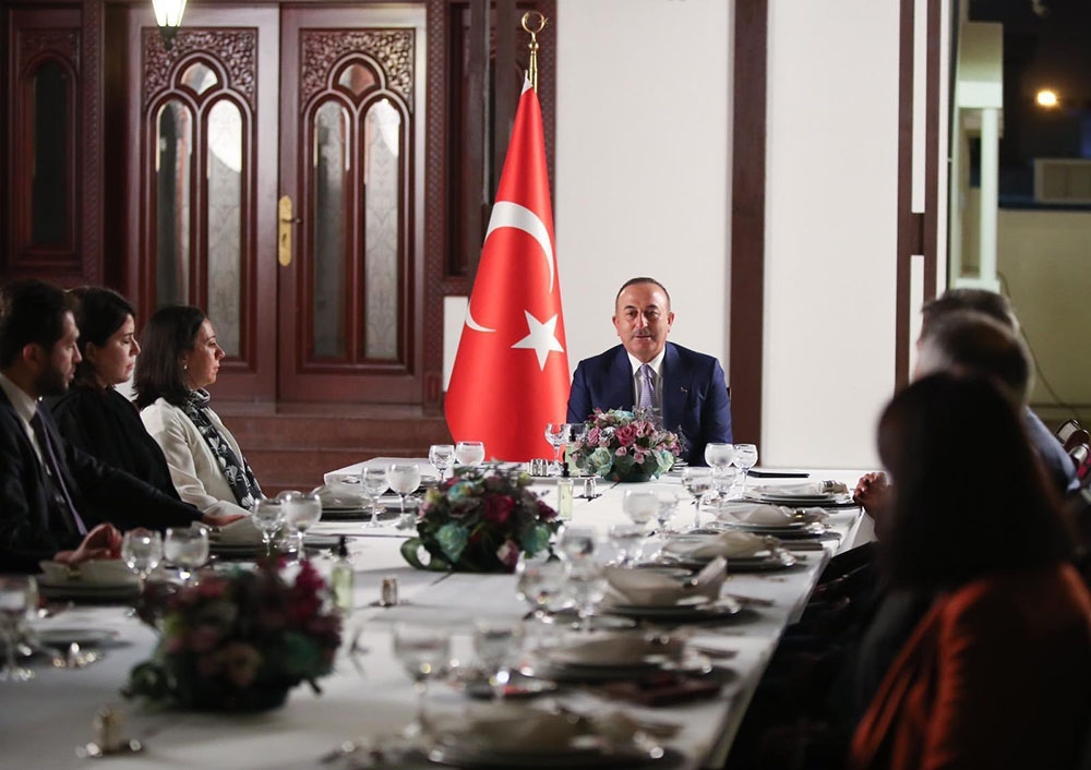 Dışişleri Bakanı Çavuşoğlu, Umman’da Türk vatandaşları ile bir araya geldi