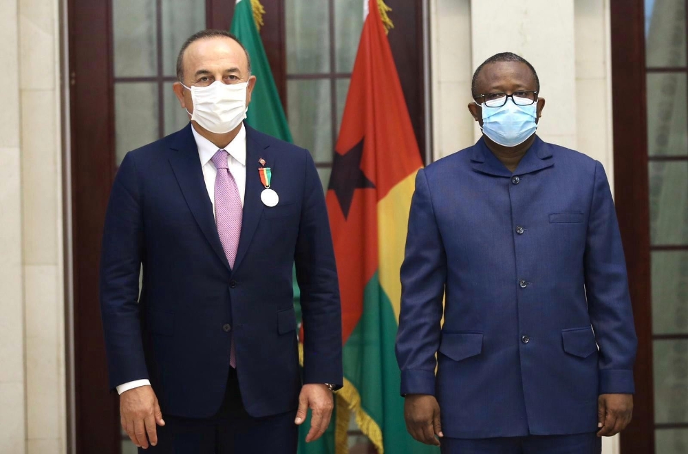 Dışişleri Bakanı Çavuşoğlu’na Gine Bissau Cumhurbaşkanı Embalo tarafından “Devlet Nişanı” verildi