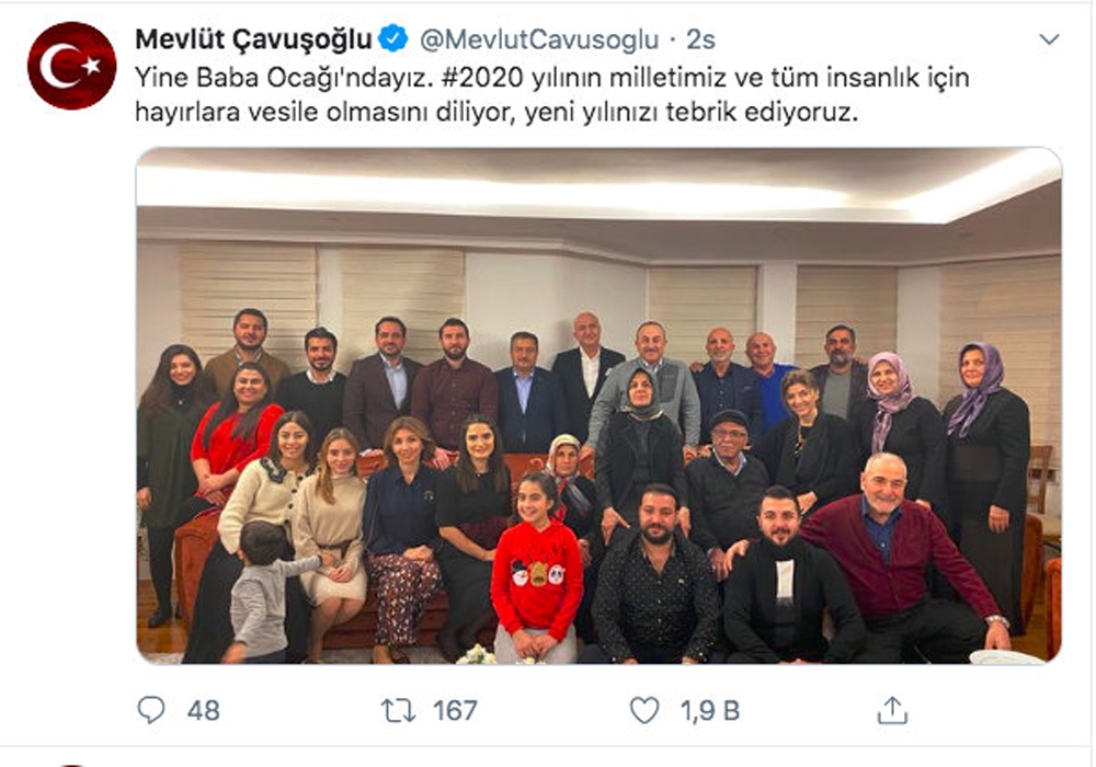 Dışişleri Bakanı Çavuşoğlundan Aile Fotoğraflı Yeni Yıl Mesajı