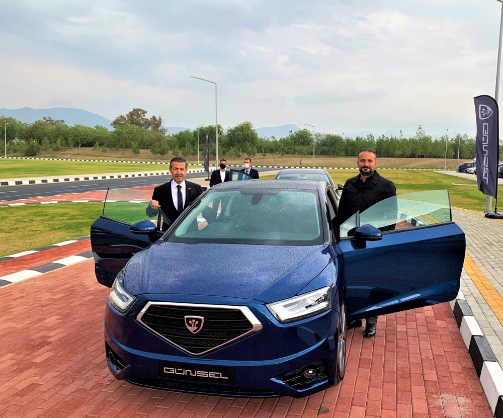 Dışişleri Bakanı Tahsin Ertuğruloğlu, KKTC’nin yerli otomobilini test etti