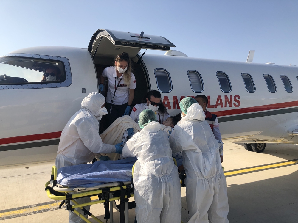 Diyabet ve hidrosefali hastası minik Nihal, ambulans uçakla Türkiye’ye getirildi