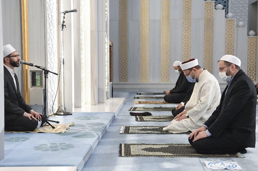 Diyanet İşler Başkanı Erbaş sabah namazını kıldırdı
