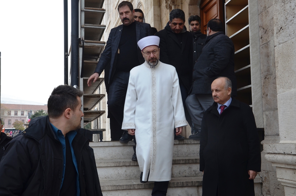 Diyanet İşleri Bakanı Erbaş, Malatya’da hasar gören camiyi inceledi