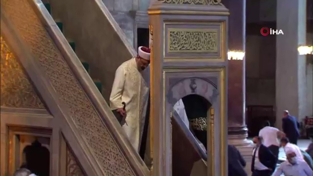 Diyanet İşleri Başkanı Erbaş Ayasofya’da ilk hutbeyi kılıçla okudu