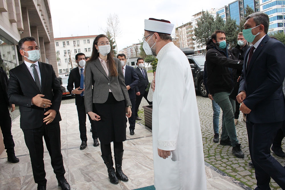 Diyanet İşleri Başkanı Erbaş Batman’da çeşitli ziyaretlerde bulundu