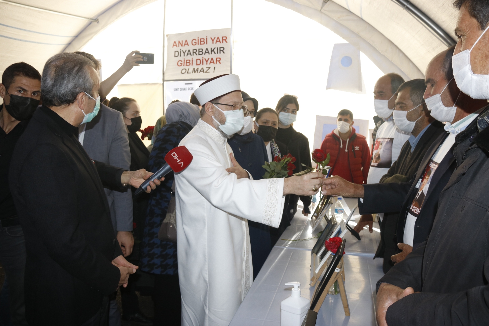 Diyanet İşleri Başkanı Erbaş, evlat nöbetindeki ailelerle bir araya geldi