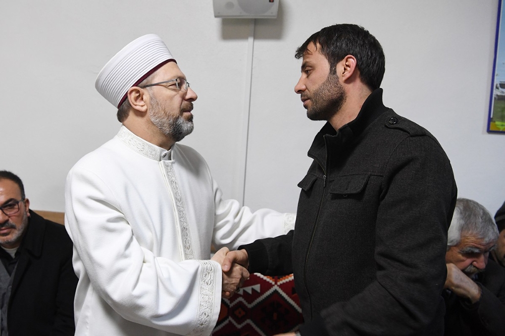 Diyanet İşleri Başkanı Erbaş’tan depremde yakınını kaybedenlere taziye ziyareti