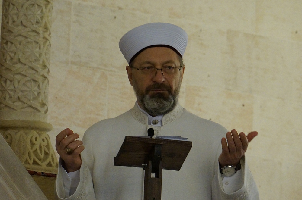 Diyanet İşleri Başkanı Prof. Dr. Erbaş cuma hutbesinde korona virüs tedbirlerine dikkat çekti
