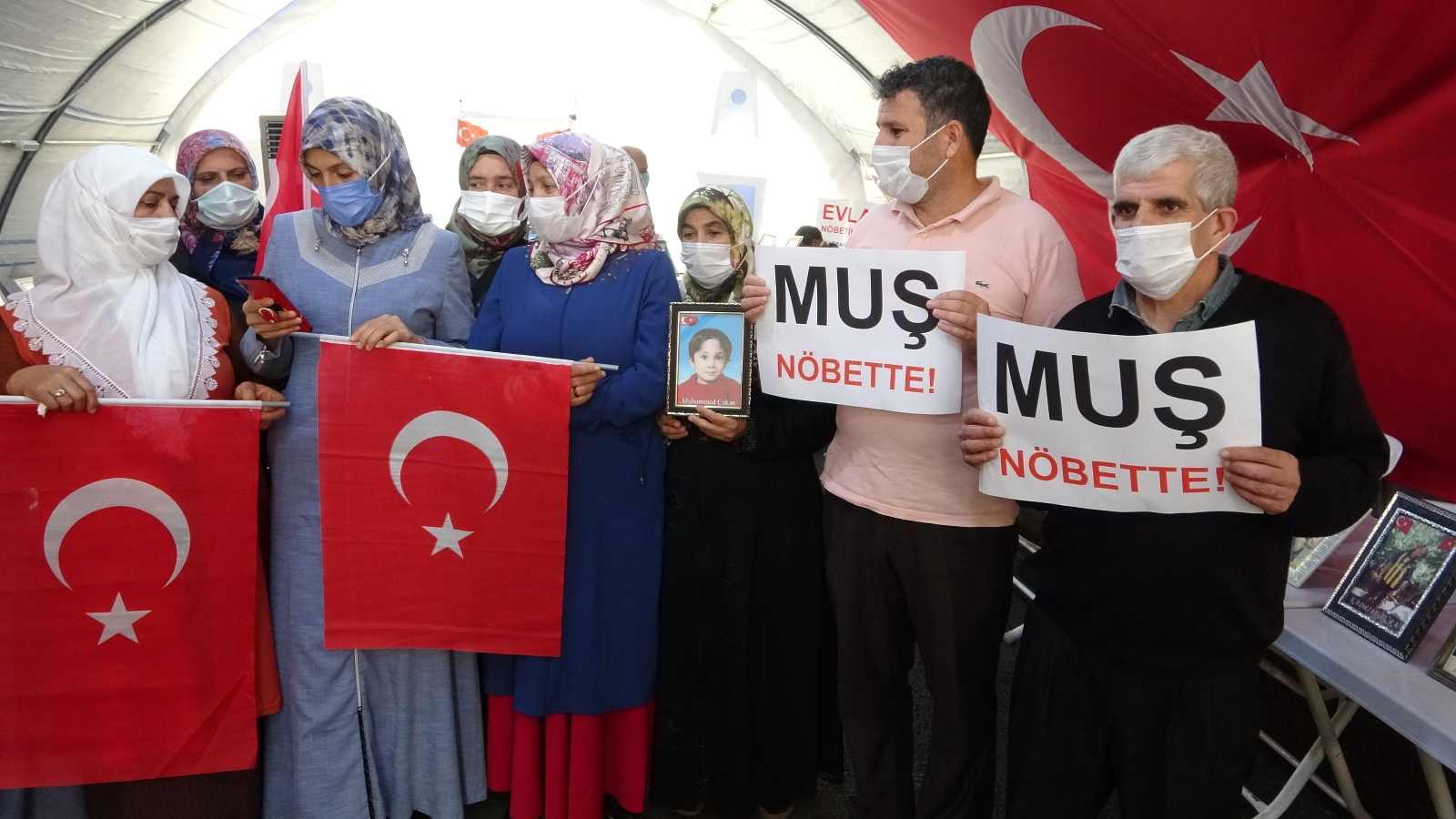 Diyarbakır annelerinden, Muş’ta evlat nöbetine devam eden ailelere destek