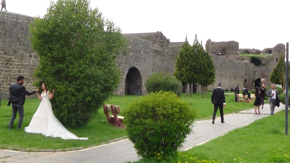 Diyarbakır ’evde kal’ çağrılarına uymadı, güneşli havayı gören dışarı çıktı