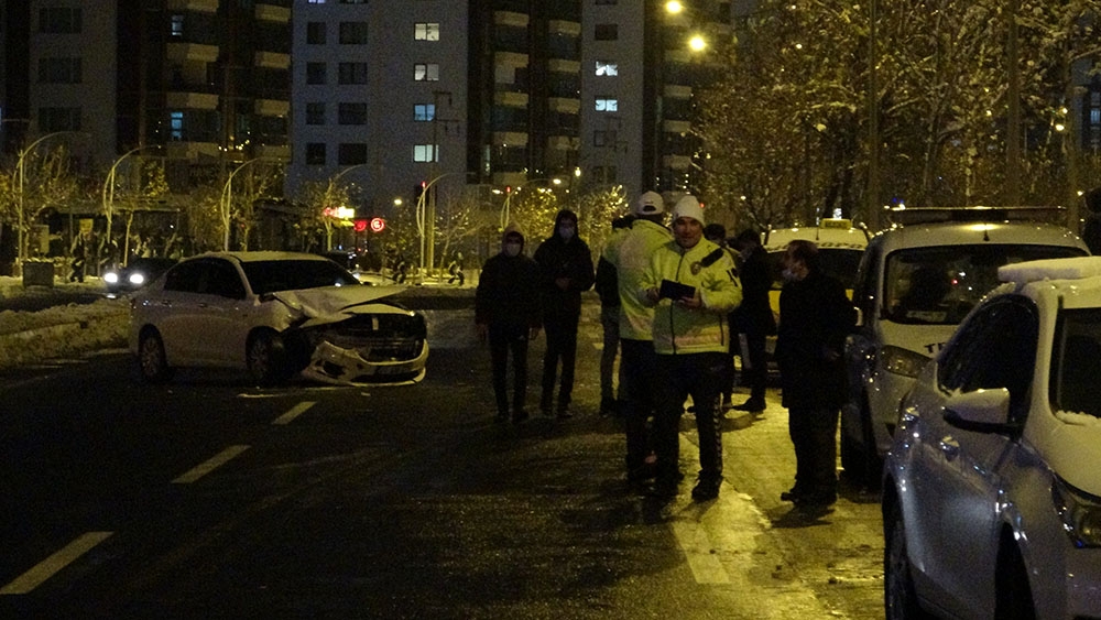 Diyarbakır’da 22 otomobil birbirine girdi: 10 yaralı