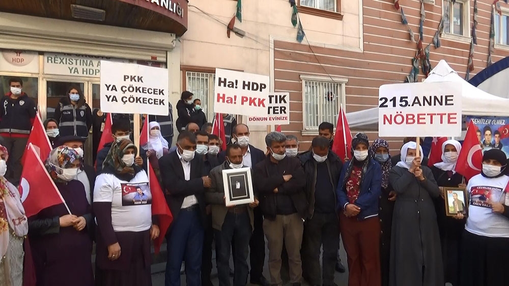 Diyarbakır’da ailelerin çığlıkları yükseldikçe evlat nöbetine katılım devam ediyor