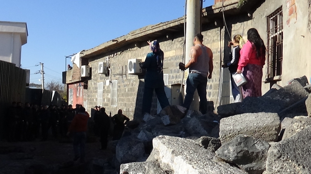 Diyarbakırda Çevik Kuvvet Ekibine Tarihi Taşlarla Saldırdılar
